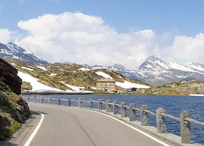 San-Bernardino-Pass: Mit dem Motorrad kurvenreich über die Schweizer Alpen